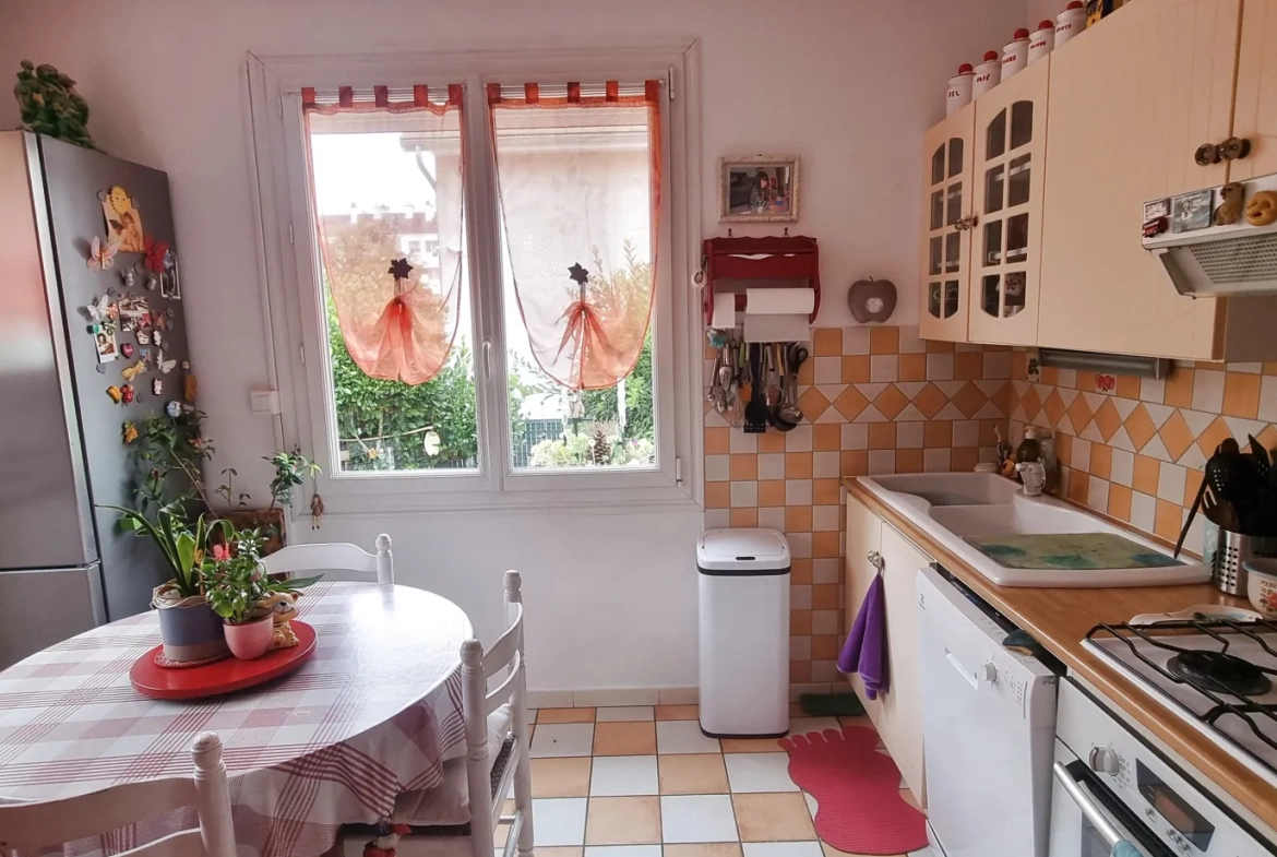 Charmante maison à Vendôme, proche TGV, terrain de 362 m² avec garage et terrasse 