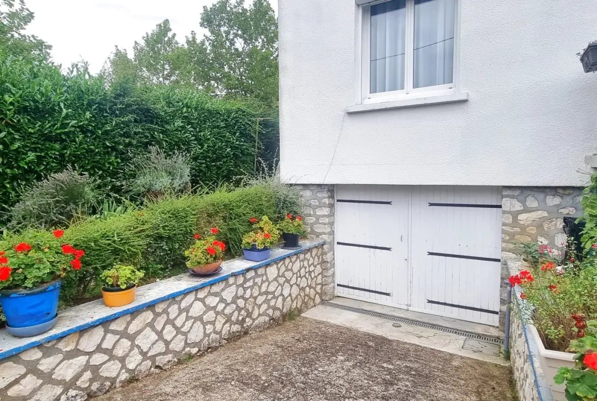 Charmante maison à Vendôme, proche TGV, terrain de 362 m² avec garage et terrasse 
