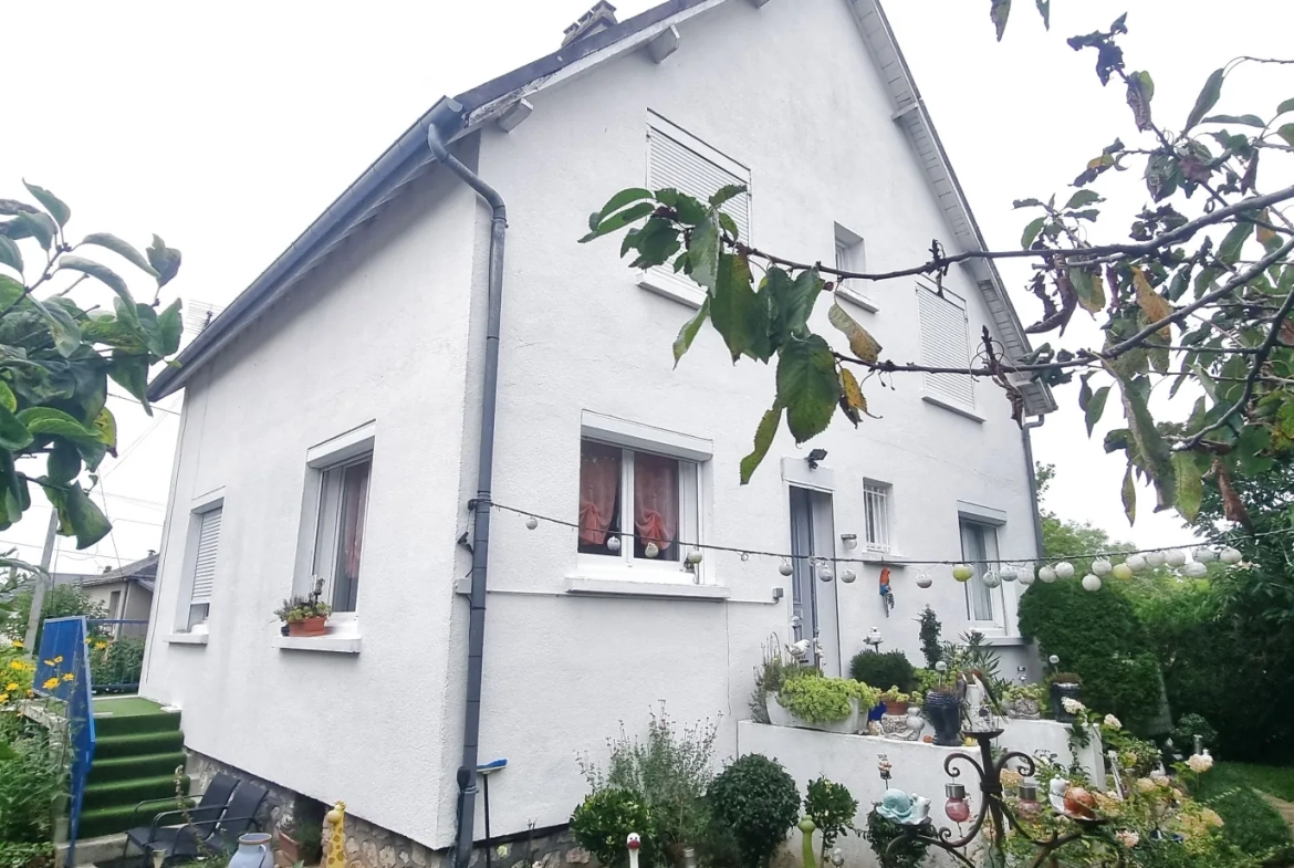 Charmante maison à Vendôme, proche TGV, terrain de 362 m² avec garage et terrasse 