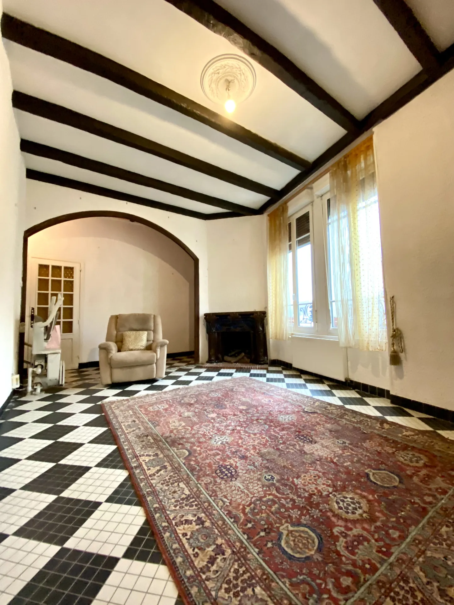 Immeuble mixte de 326 m² avec appartements, local professionnel et garages au Mayet de Montagne 