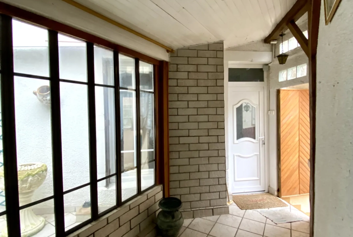 Immeuble mixte de 326 m² avec appartements, local professionnel et garages au Mayet de Montagne 