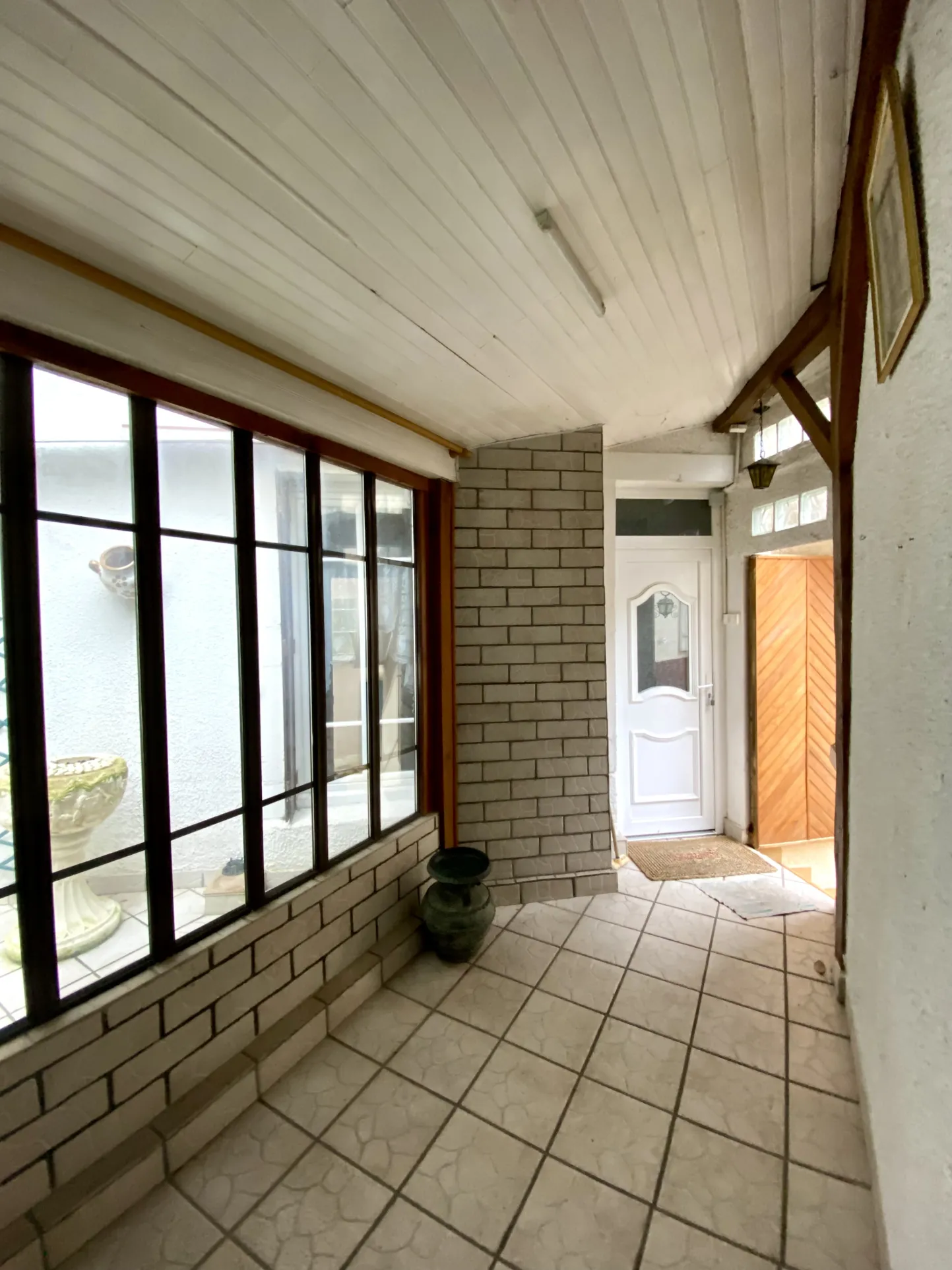 Immeuble mixte de 326 m² avec appartements, local professionnel et garages au Mayet de Montagne 