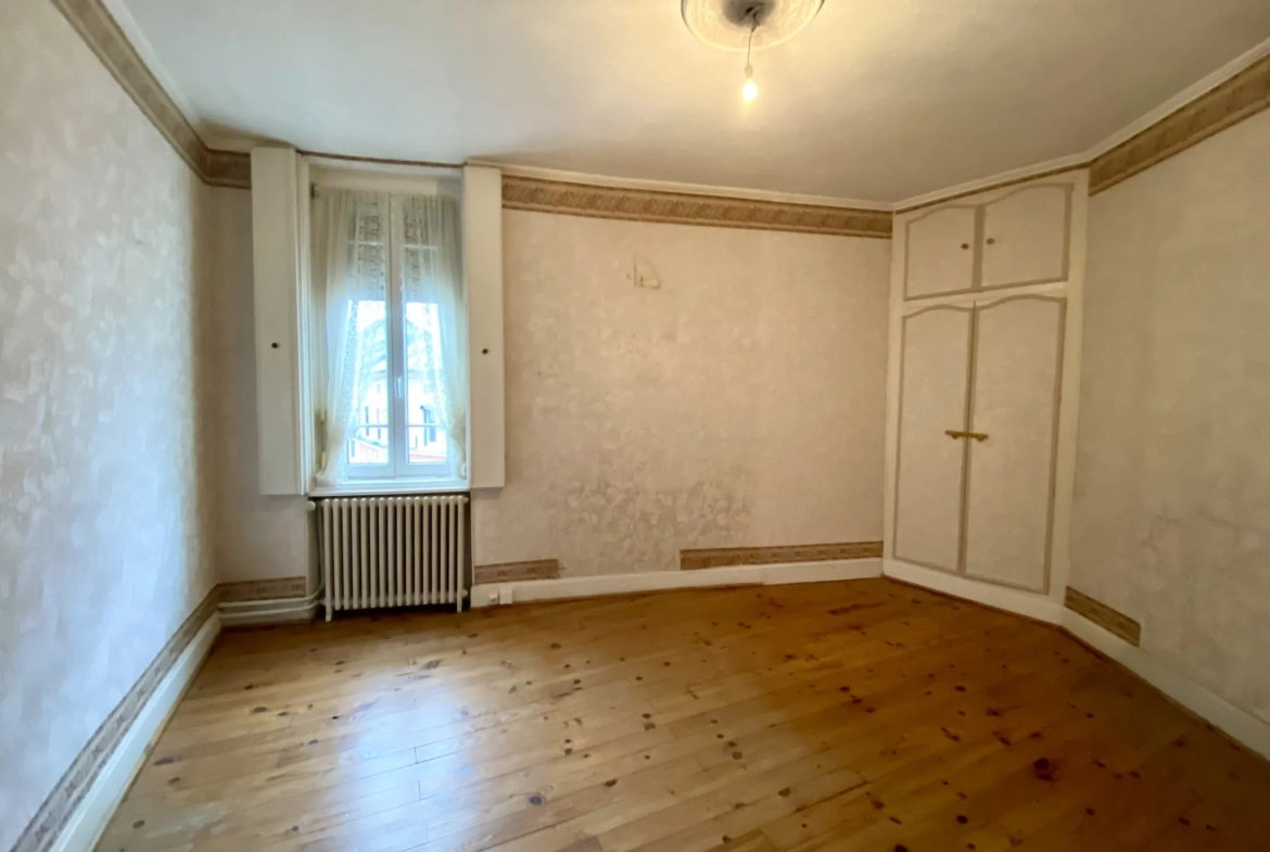 Immeuble mixte de 326 m² avec appartements, local professionnel et garages au Mayet de Montagne 