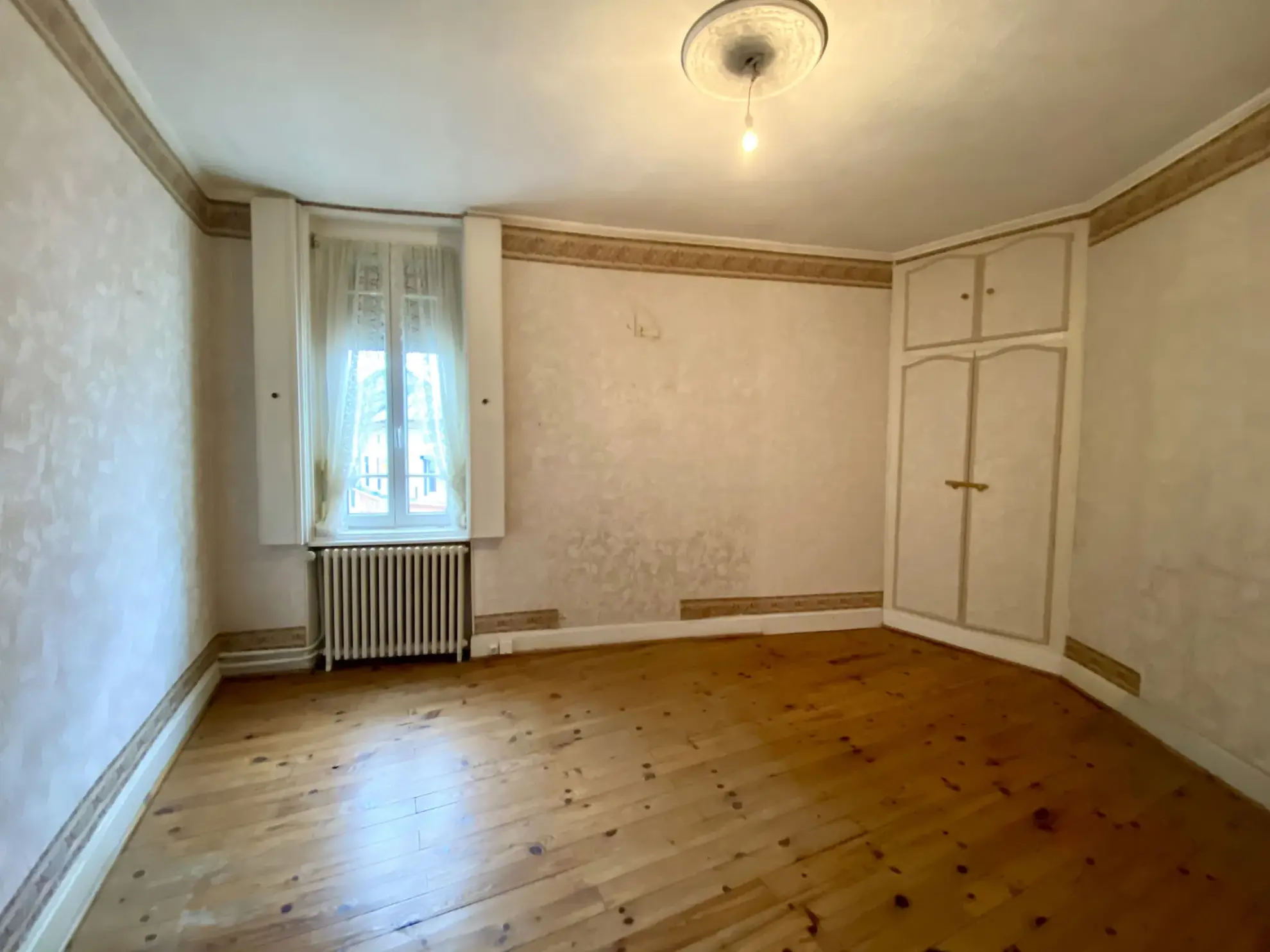 Immeuble mixte de 326 m² avec appartements, local professionnel et garages au Mayet de Montagne 