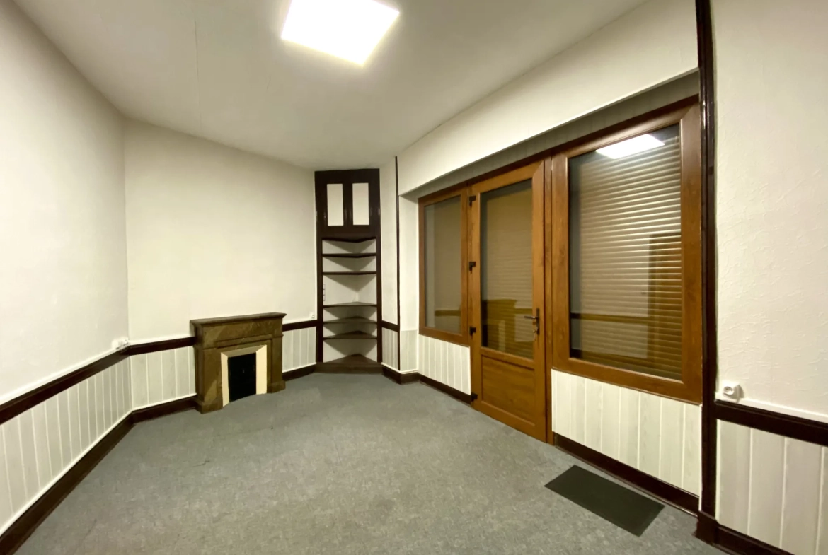 Immeuble mixte de 326 m² avec appartements, local professionnel et garages au Mayet de Montagne 