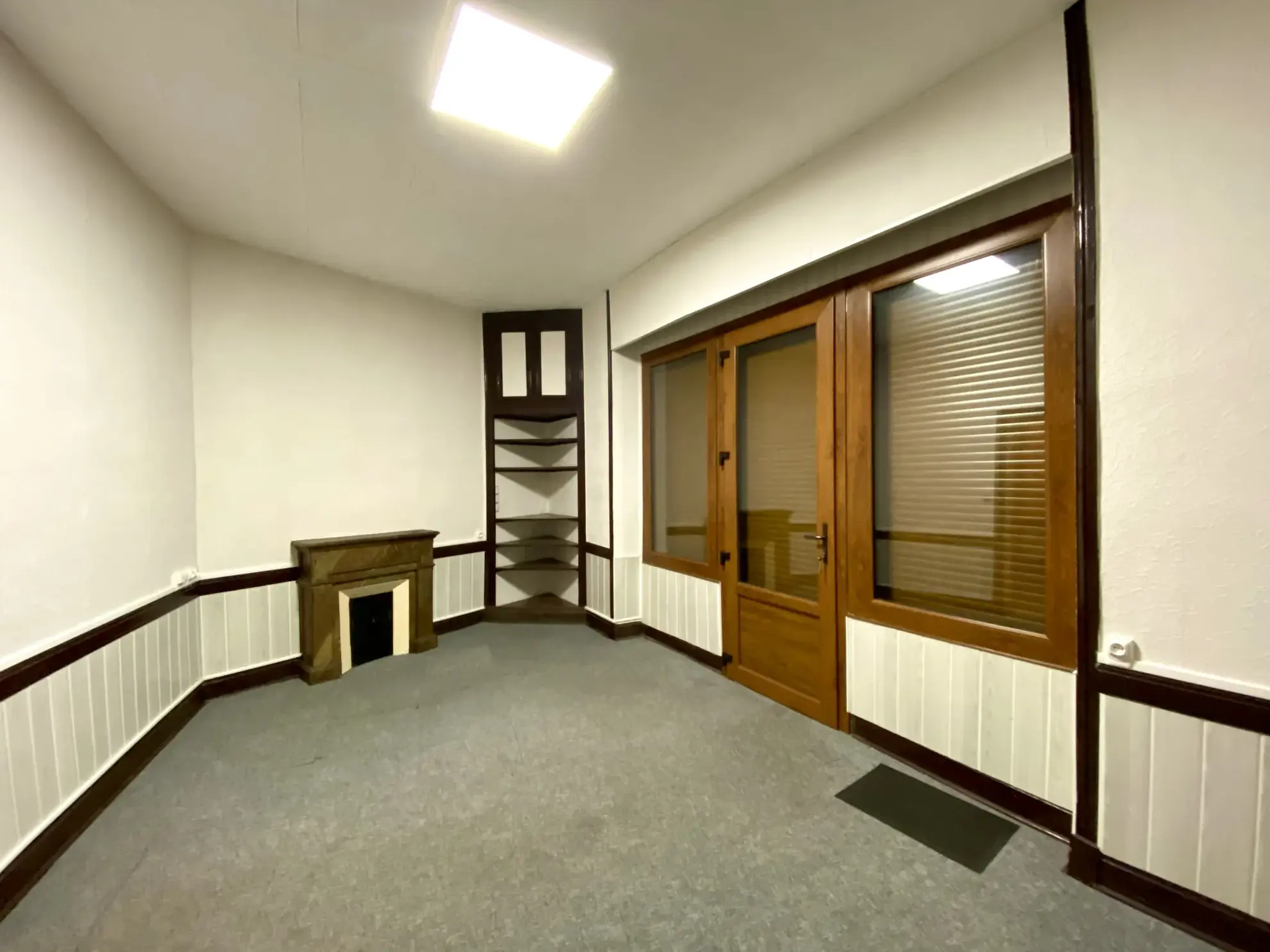 Immeuble mixte de 326 m² avec appartements, local professionnel et garages au Mayet de Montagne 