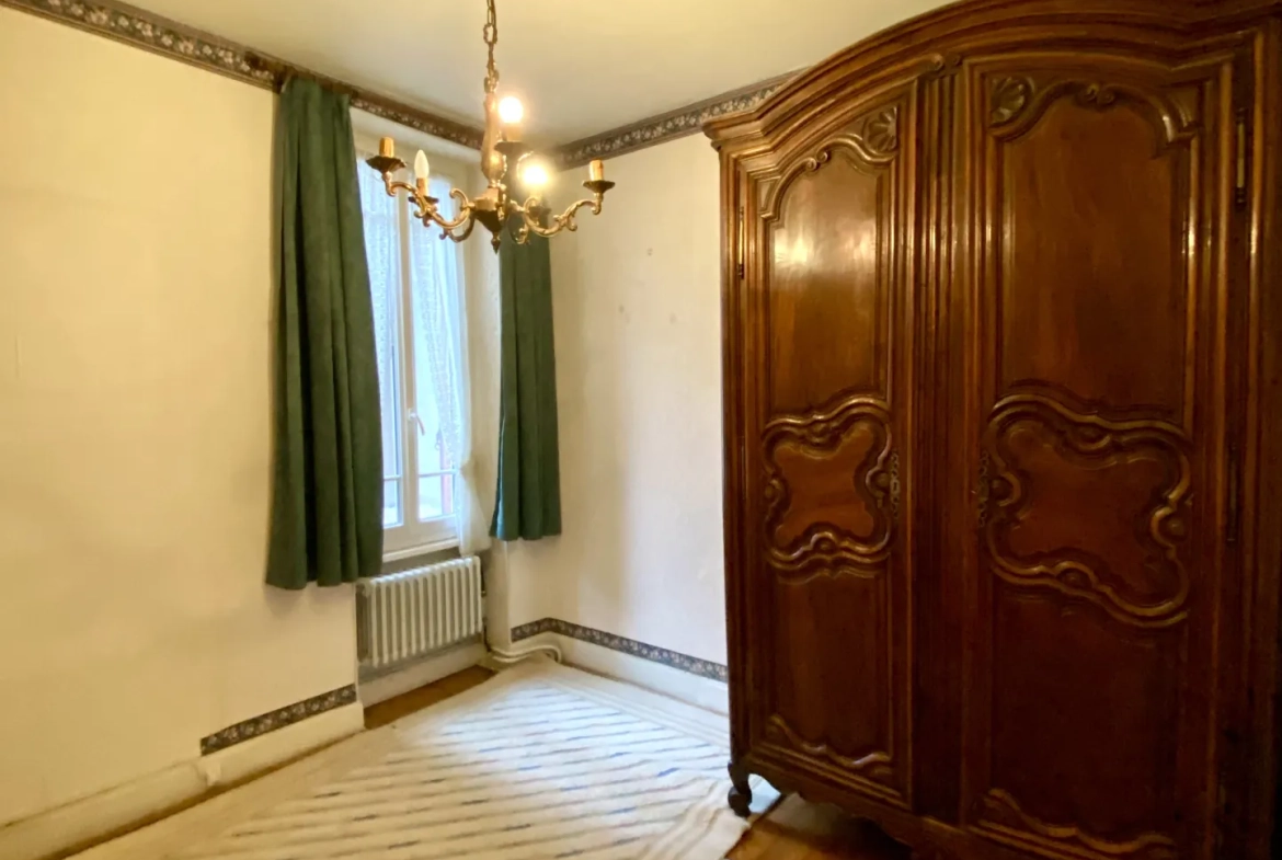 Immeuble mixte de 326 m² avec appartements, local professionnel et garages au Mayet de Montagne 