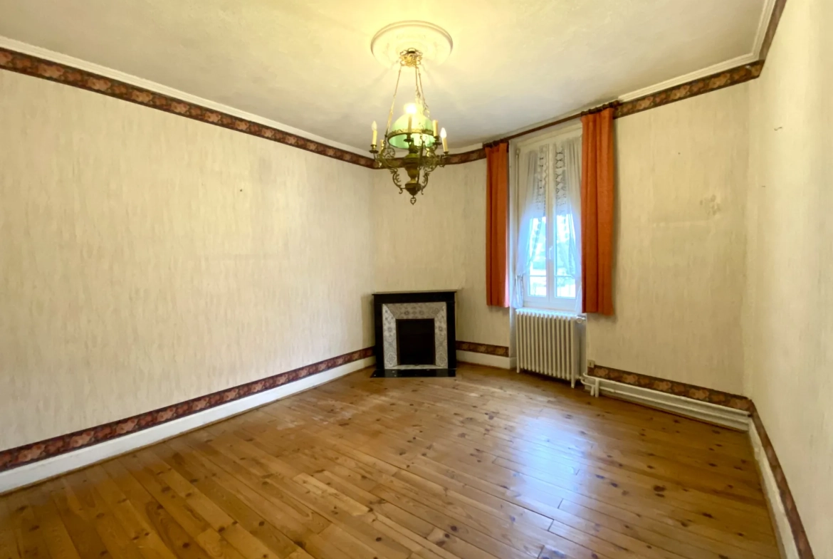Immeuble mixte de 326 m² avec appartements, local professionnel et garages au Mayet de Montagne 