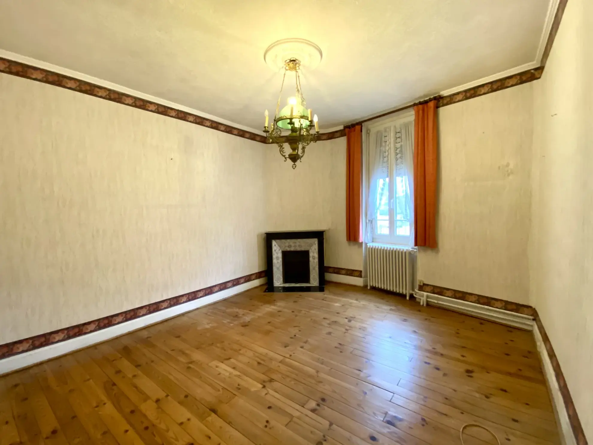 Immeuble mixte de 326 m² avec appartements, local professionnel et garages au Mayet de Montagne 
