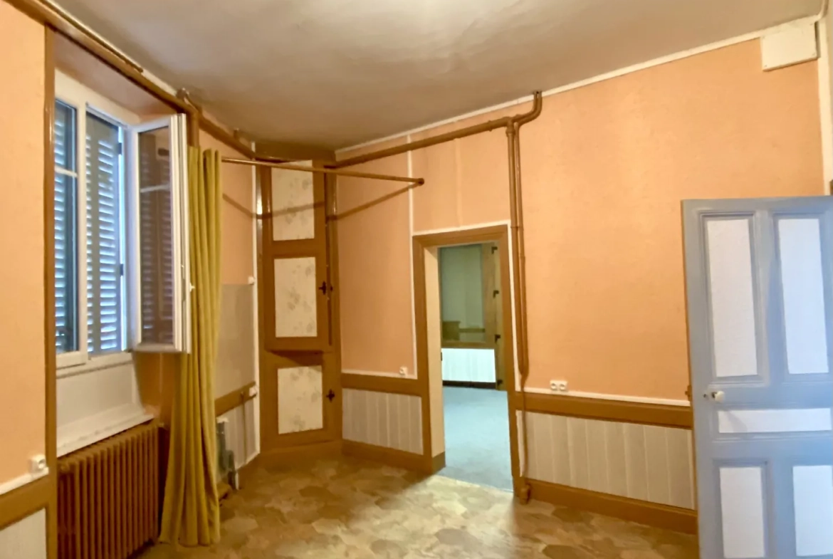 Immeuble mixte de 326 m² avec appartements, local professionnel et garages au Mayet de Montagne 