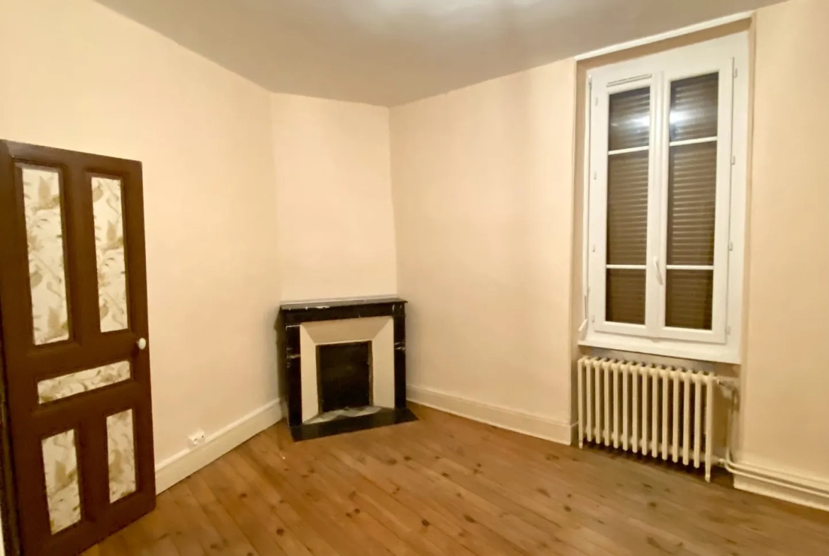 Immeuble mixte de 326 m² avec appartements, local professionnel et garages au Mayet de Montagne 