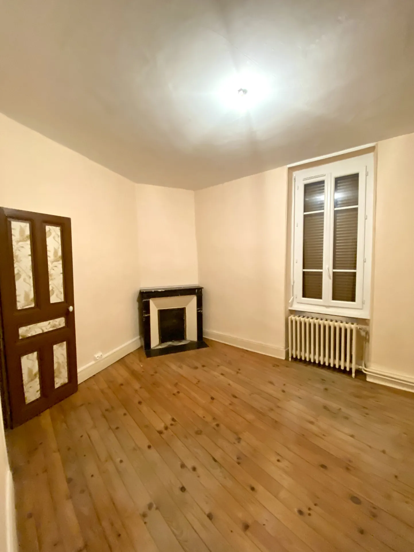 Immeuble mixte de 326 m² avec appartements, local professionnel et garages au Mayet de Montagne 
