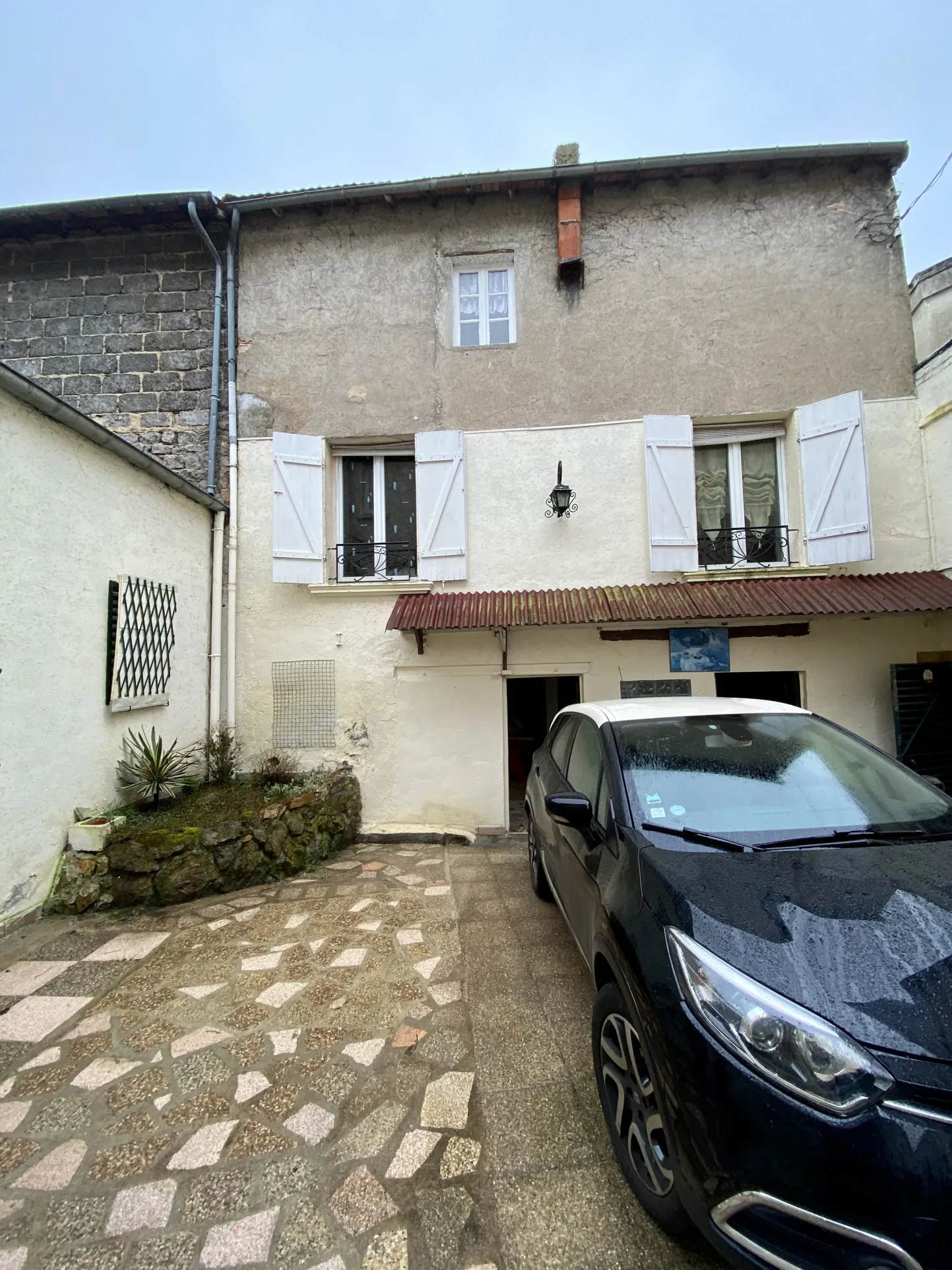 Immeuble mixte de 326 m² avec appartements, local professionnel et garages au Mayet de Montagne 