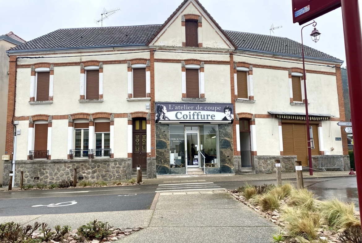 Immeuble mixte de 326 m² avec appartements, local professionnel et garages au Mayet de Montagne 