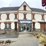 Immeuble mixte de 326 m² avec appartements, local professionnel et garages au Mayet de Montagne