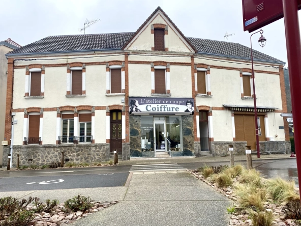 Immeuble mixte de 326 m² avec appartements, local professionnel et garages au Mayet de Montagne
