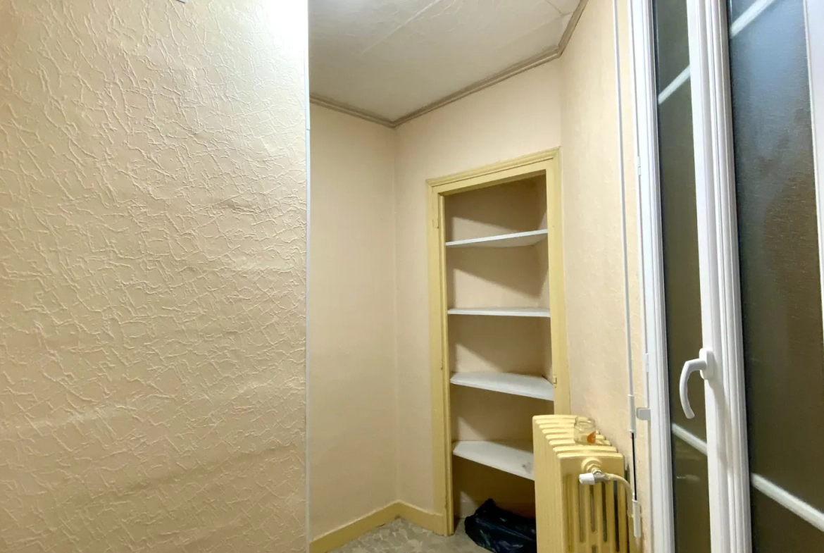 Immeuble mixte de 326 m² avec appartements, local professionnel et garages au Mayet de Montagne 