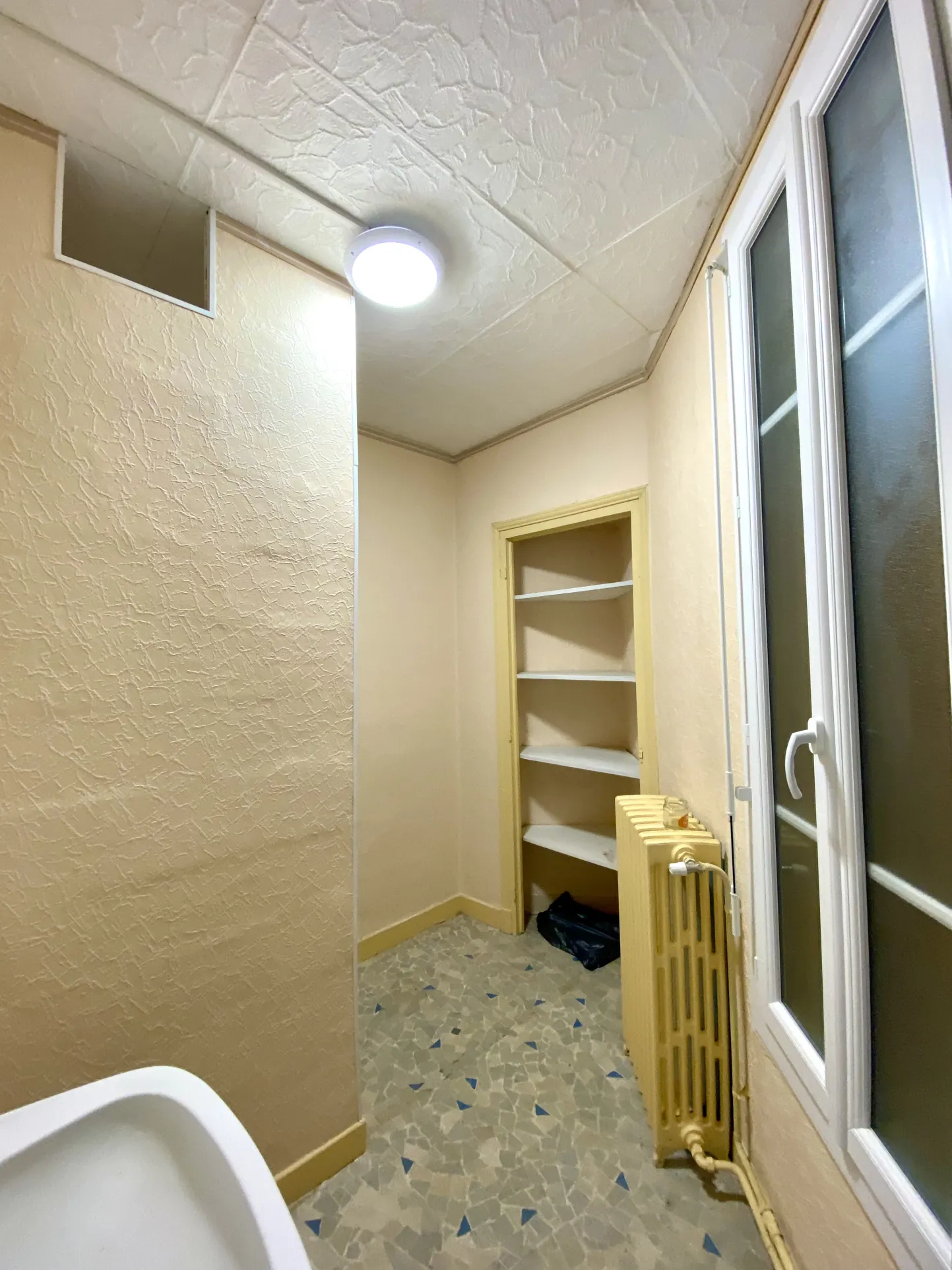 Immeuble mixte de 326 m² avec appartements, local professionnel et garages au Mayet de Montagne 