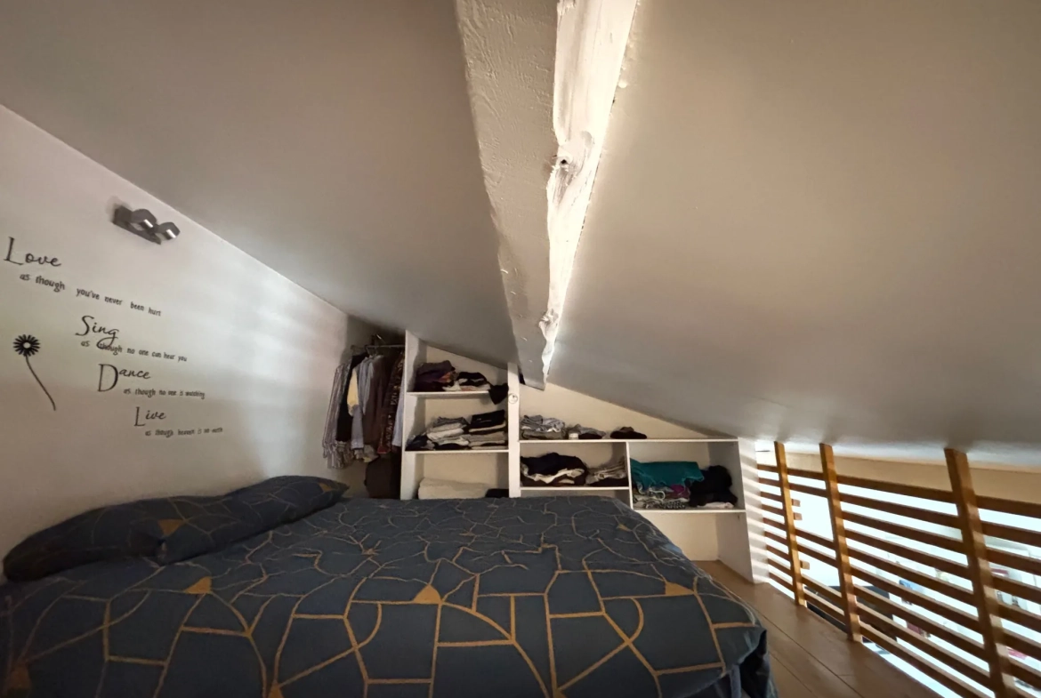 Investissement locatif à Saint-Étienne : Appartement F1 lumineux avec cave, dernier étage 