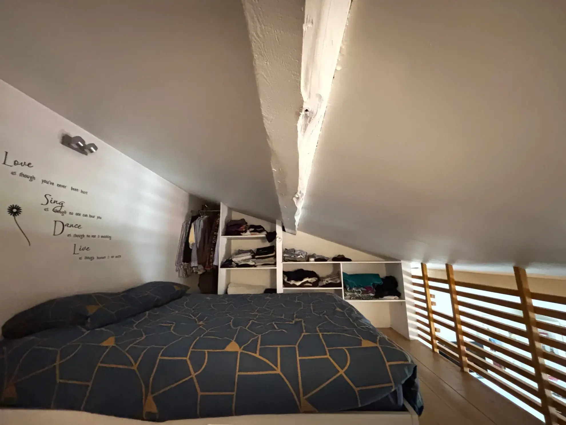 Investissement locatif à Saint-Étienne : Appartement F1 lumineux avec cave, dernier étage 