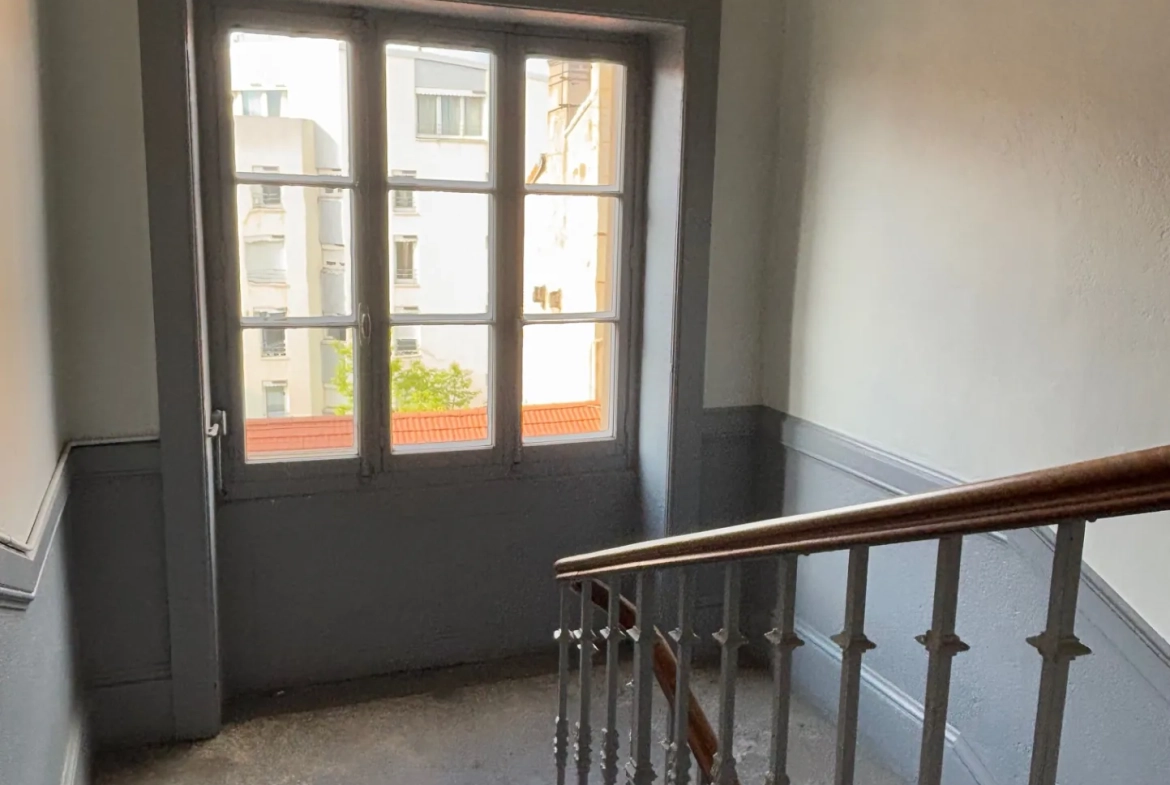 Investissement locatif à Saint-Étienne : Appartement F1 lumineux avec cave, dernier étage 