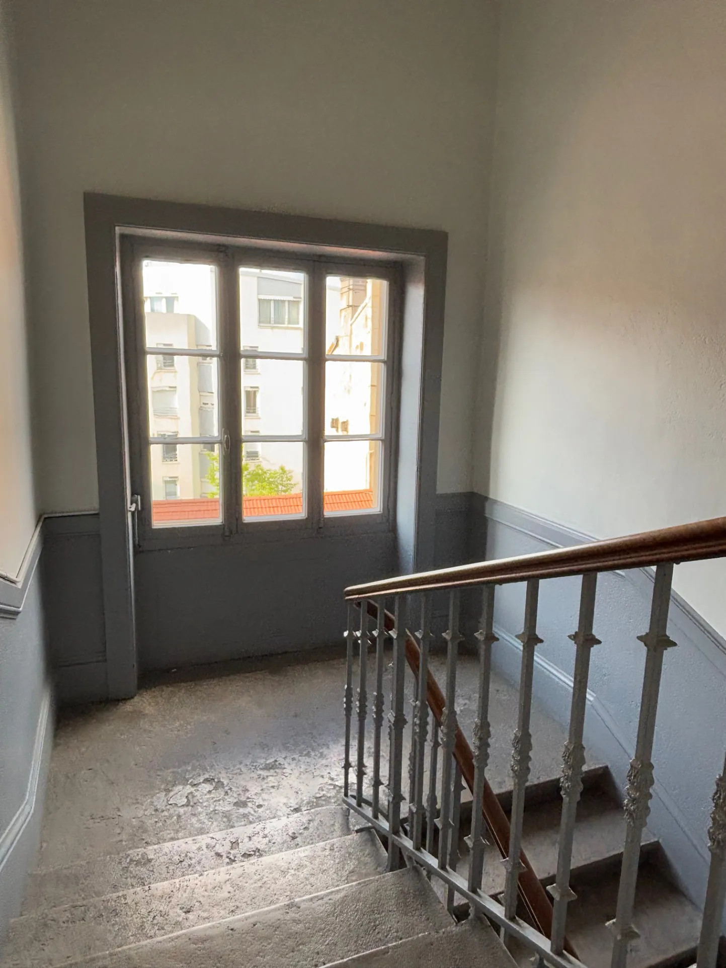 Investissement locatif à Saint-Étienne : Appartement F1 lumineux avec cave, dernier étage 