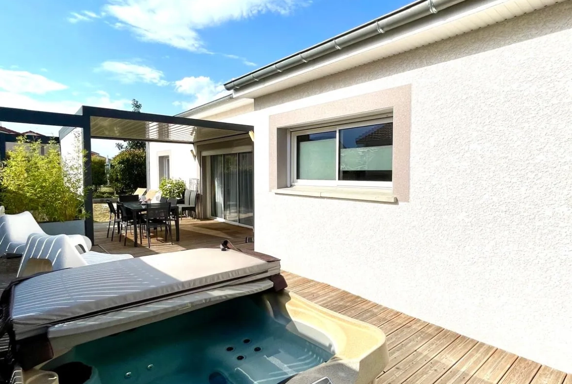 Maison de plain-pied moderne à Riorges de 105 m² avec terrasse et jardin arboré 