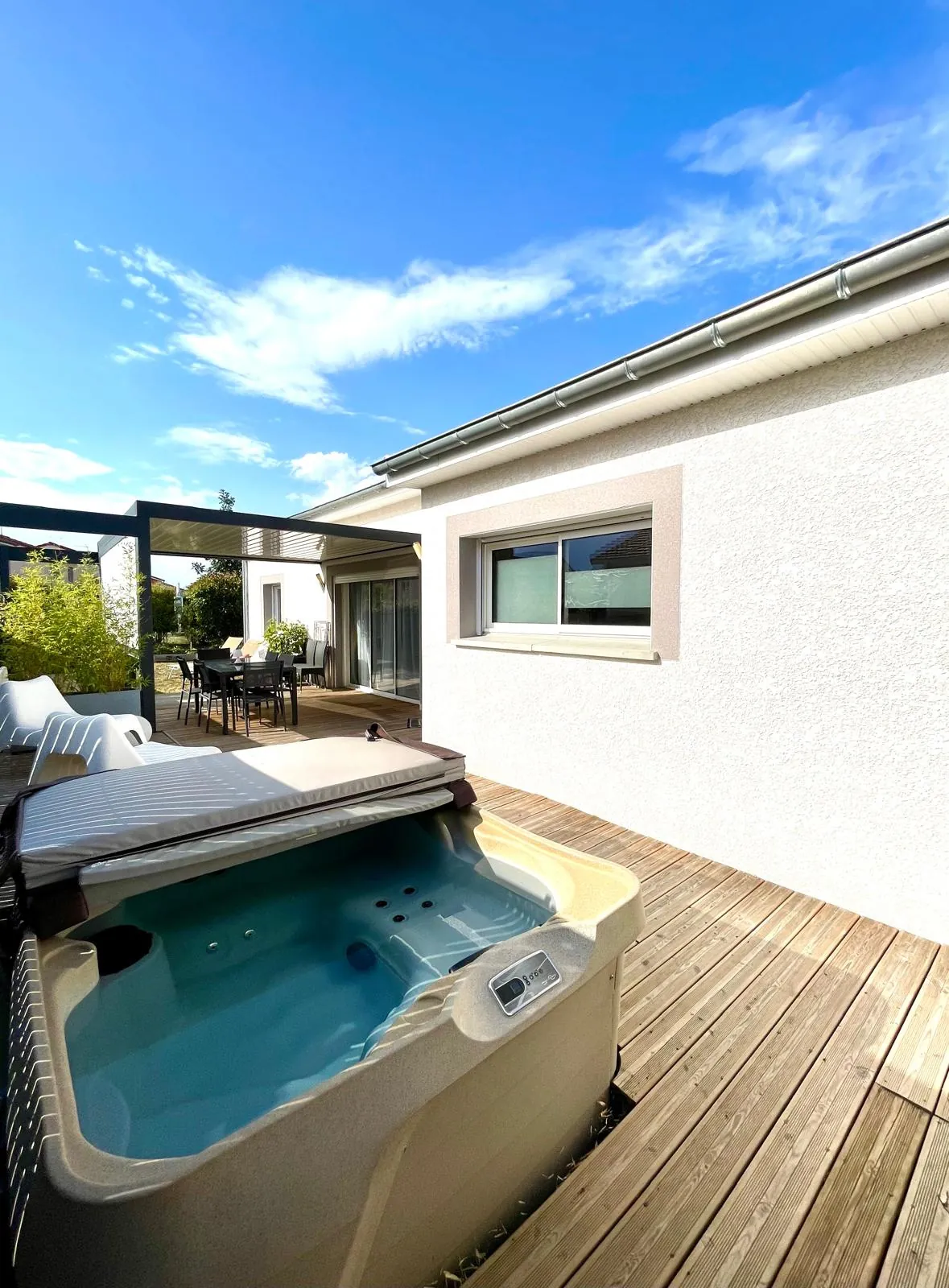 Maison de plain-pied moderne à Riorges de 105 m² avec terrasse et jardin arboré 