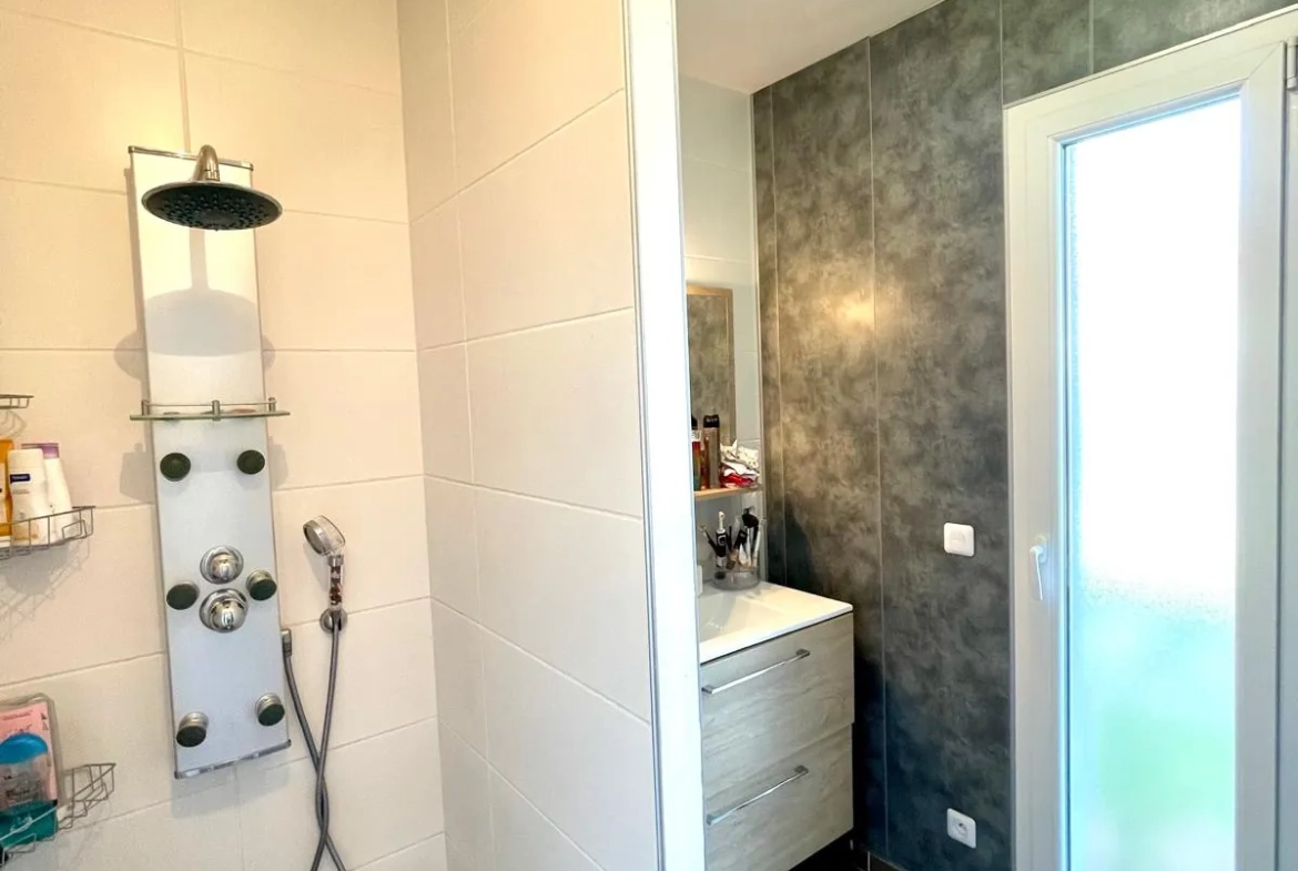 Maison de plain-pied moderne à Riorges de 105 m² avec terrasse et jardin arboré 