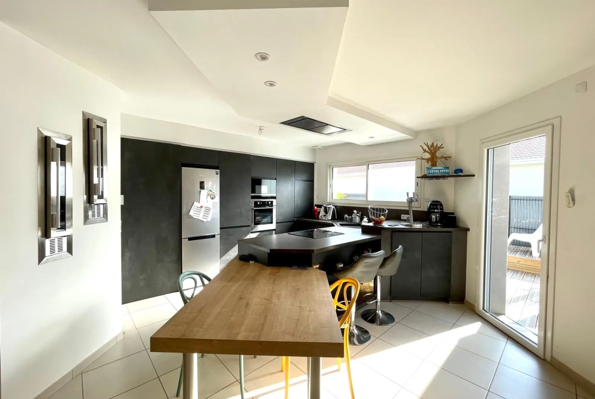 Maison de plain-pied moderne à Riorges de 105 m² avec terrasse et jardin arboré 