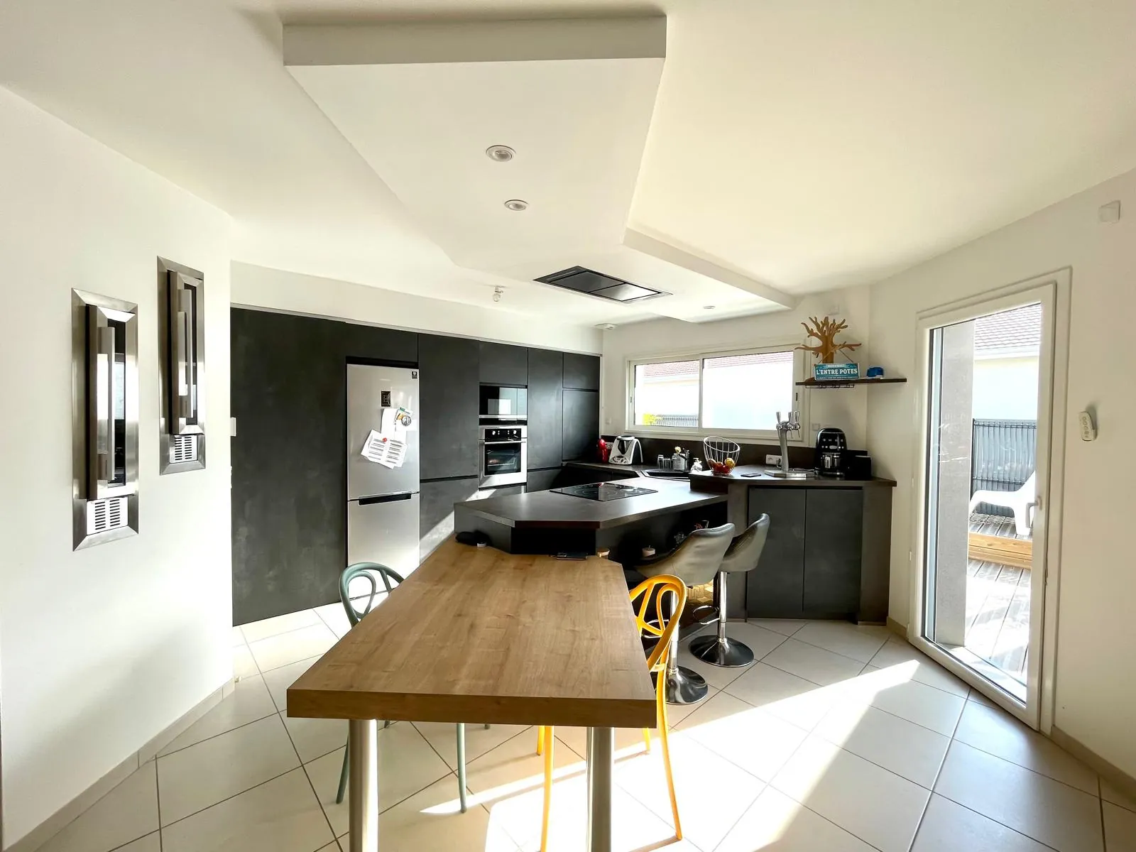 Maison de plain-pied moderne à Riorges de 105 m² avec terrasse et jardin arboré 