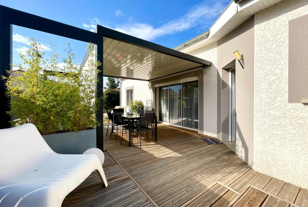 Maison de plain-pied moderne à Riorges de 105 m² avec terrasse et jardin arboré 