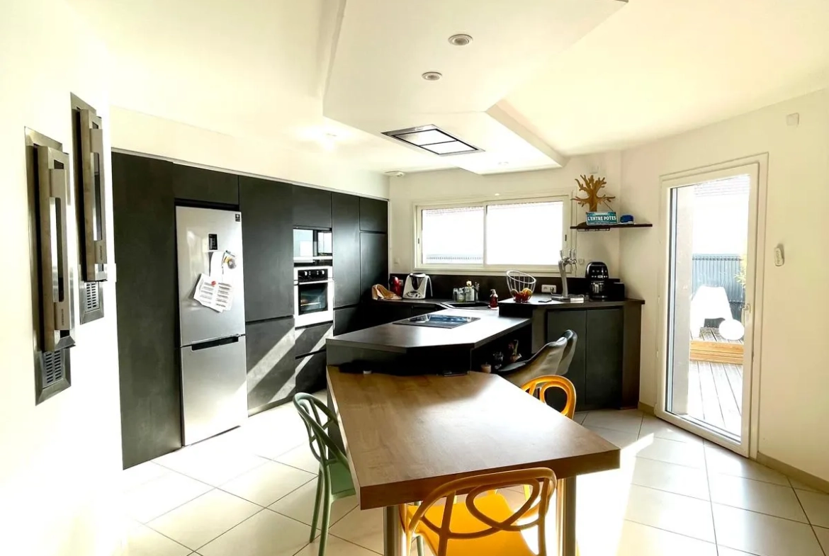 Maison de plain-pied moderne à Riorges de 105 m² avec terrasse et jardin arboré 