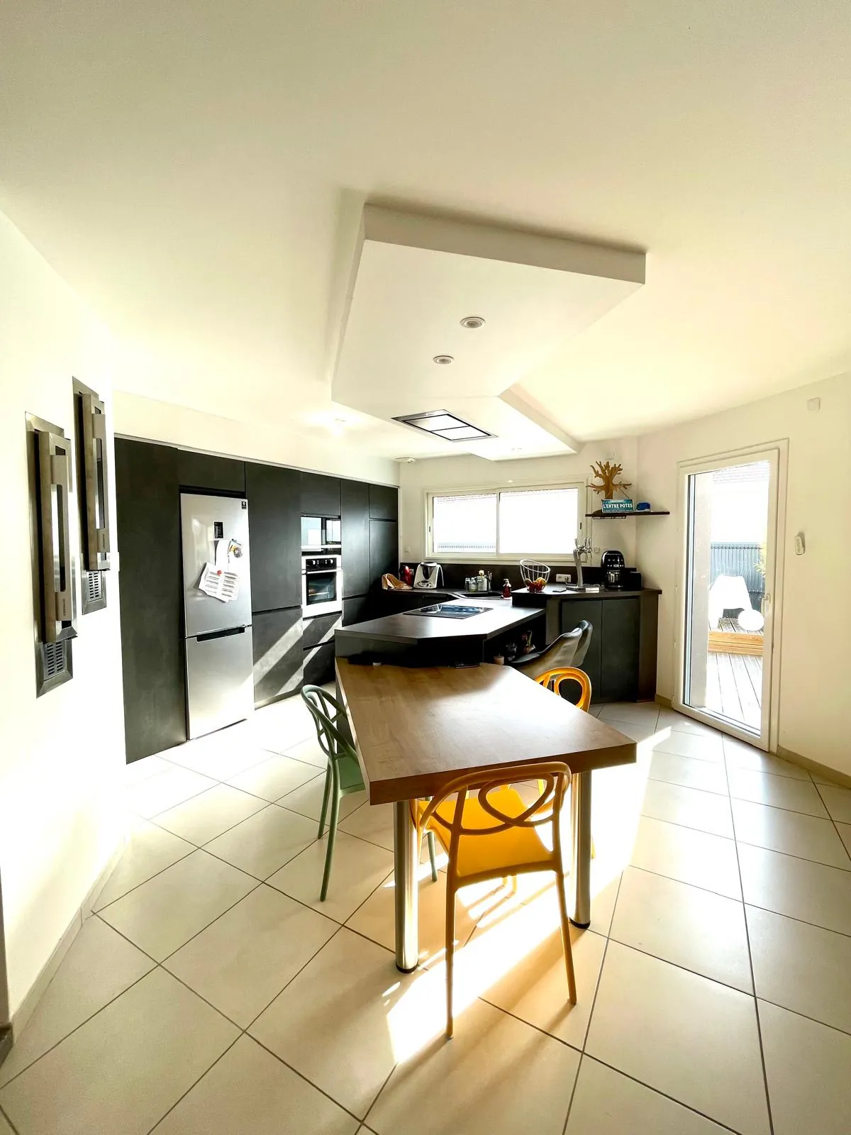 Maison de plain-pied moderne à Riorges de 105 m² avec terrasse et jardin arboré 