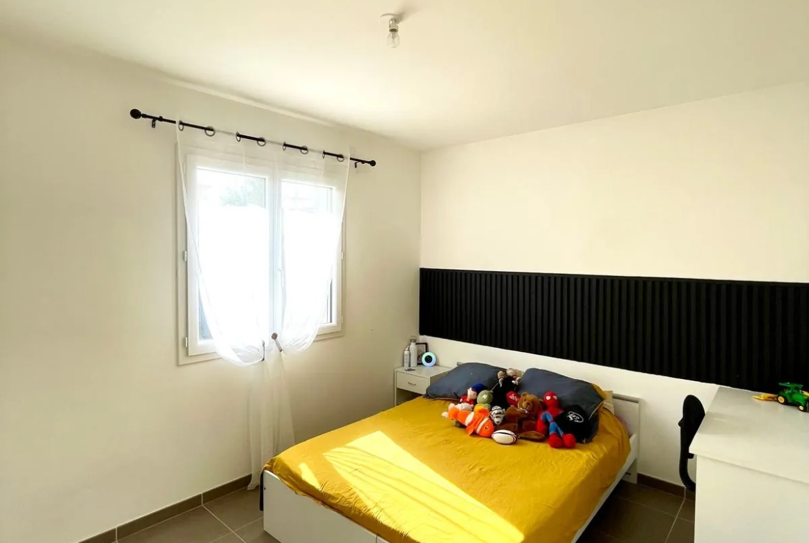 Maison de plain-pied moderne à Riorges de 105 m² avec terrasse et jardin arboré 