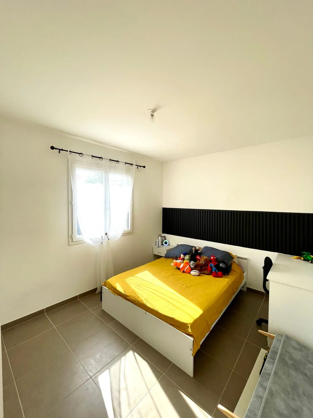 Maison de plain-pied moderne à Riorges de 105 m² avec terrasse et jardin arboré 