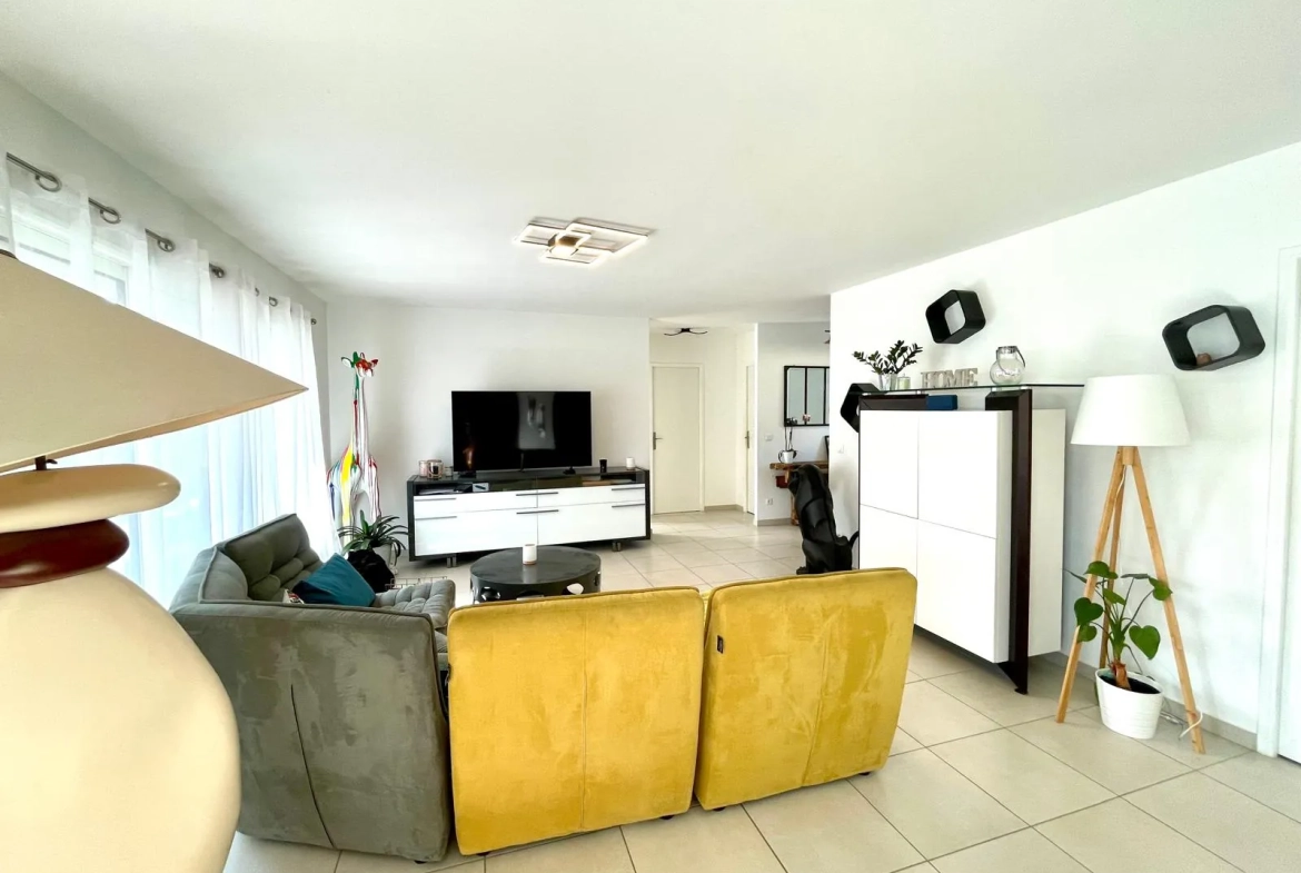 Maison de plain-pied moderne à Riorges de 105 m² avec terrasse et jardin arboré 