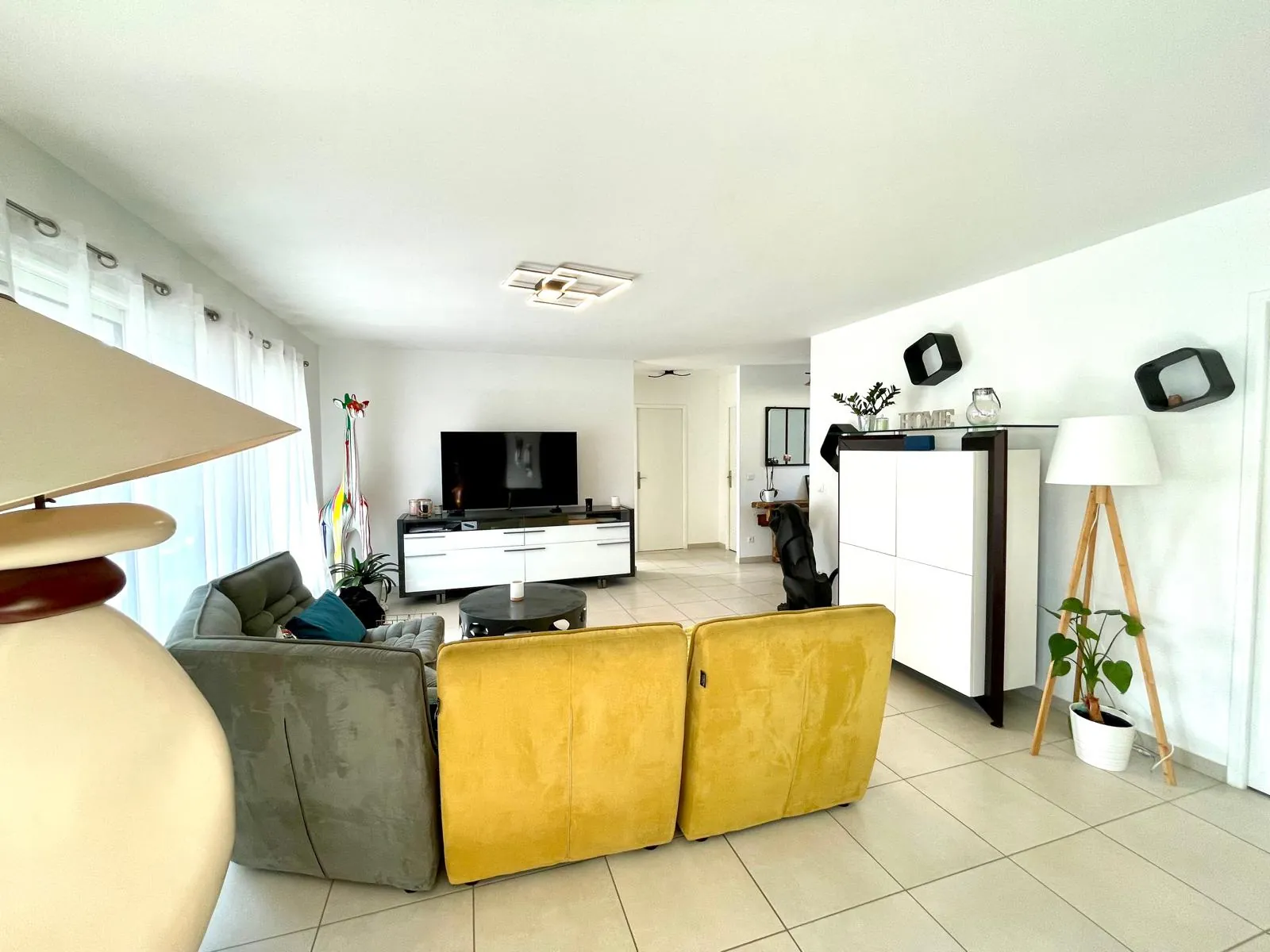 Maison de plain-pied moderne à Riorges de 105 m² avec terrasse et jardin arboré 