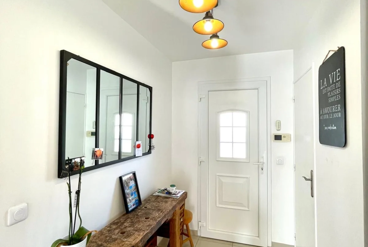 Maison de plain-pied moderne à Riorges de 105 m² avec terrasse et jardin arboré 