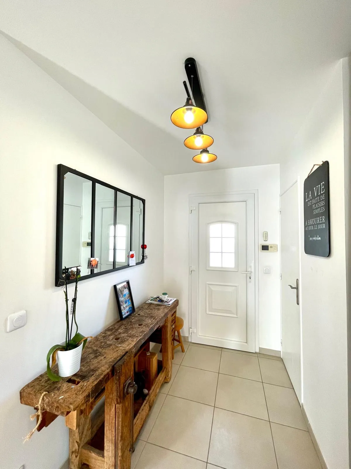 Maison de plain-pied moderne à Riorges de 105 m² avec terrasse et jardin arboré 