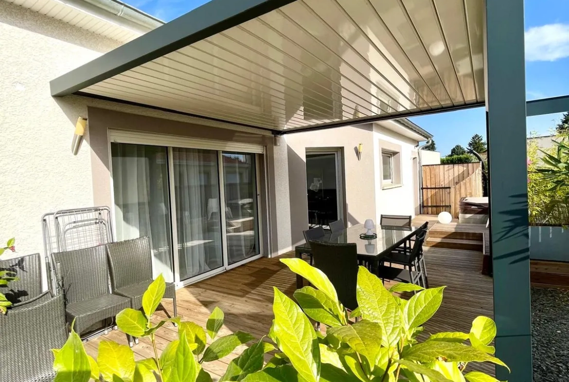Maison de plain-pied moderne à Riorges de 105 m² avec terrasse et jardin arboré 