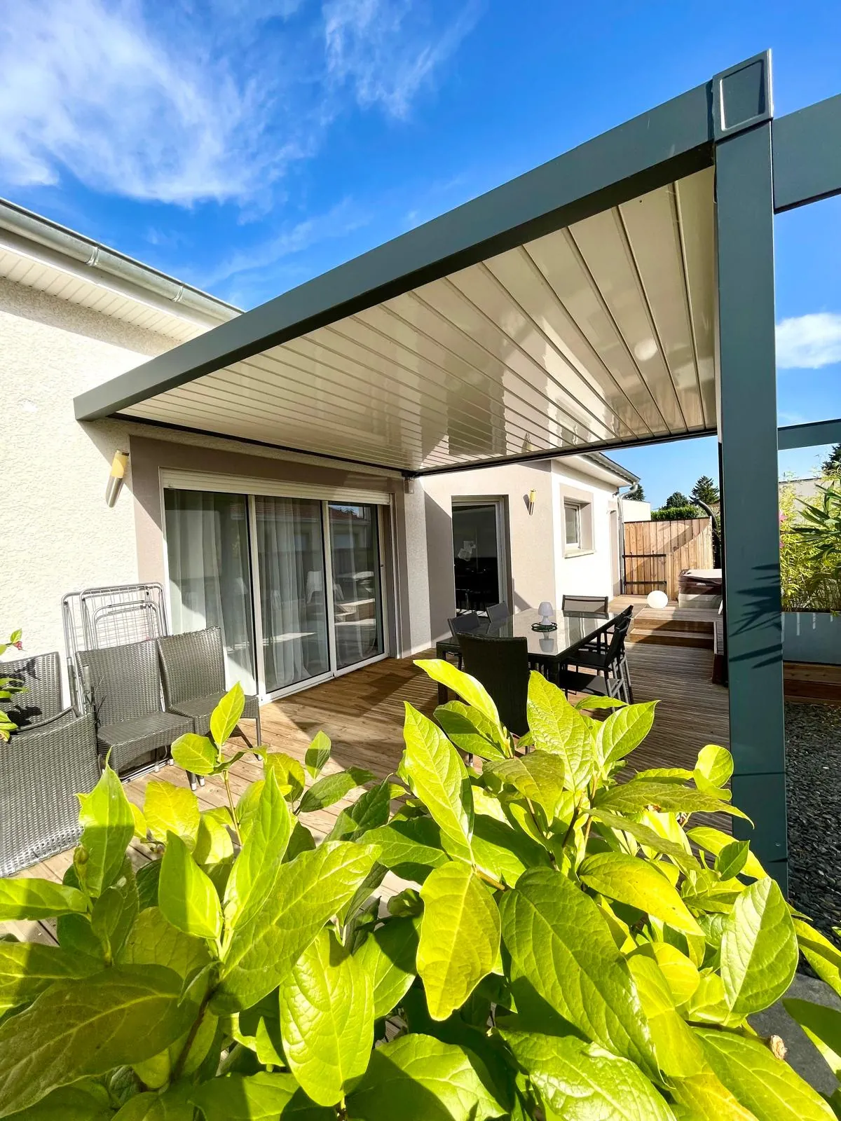Maison de plain-pied moderne à Riorges de 105 m² avec terrasse et jardin arboré 