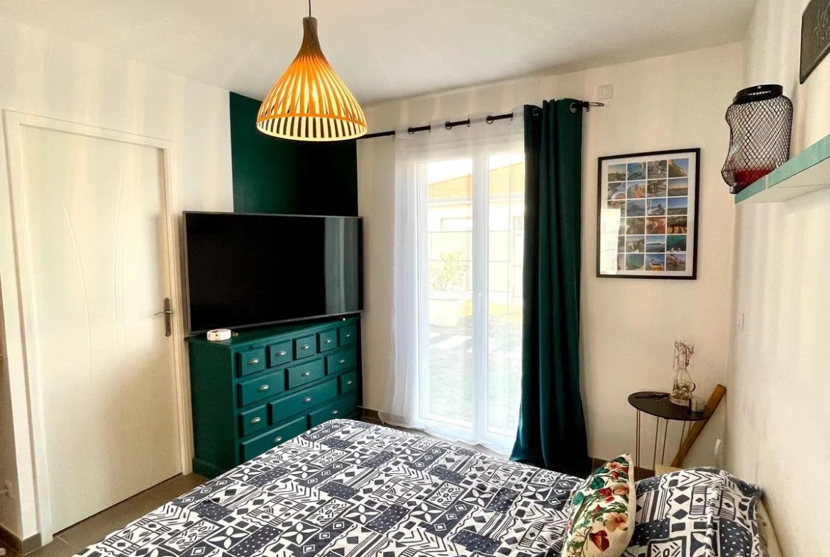 Maison de plain-pied moderne à Riorges de 105 m² avec terrasse et jardin arboré 