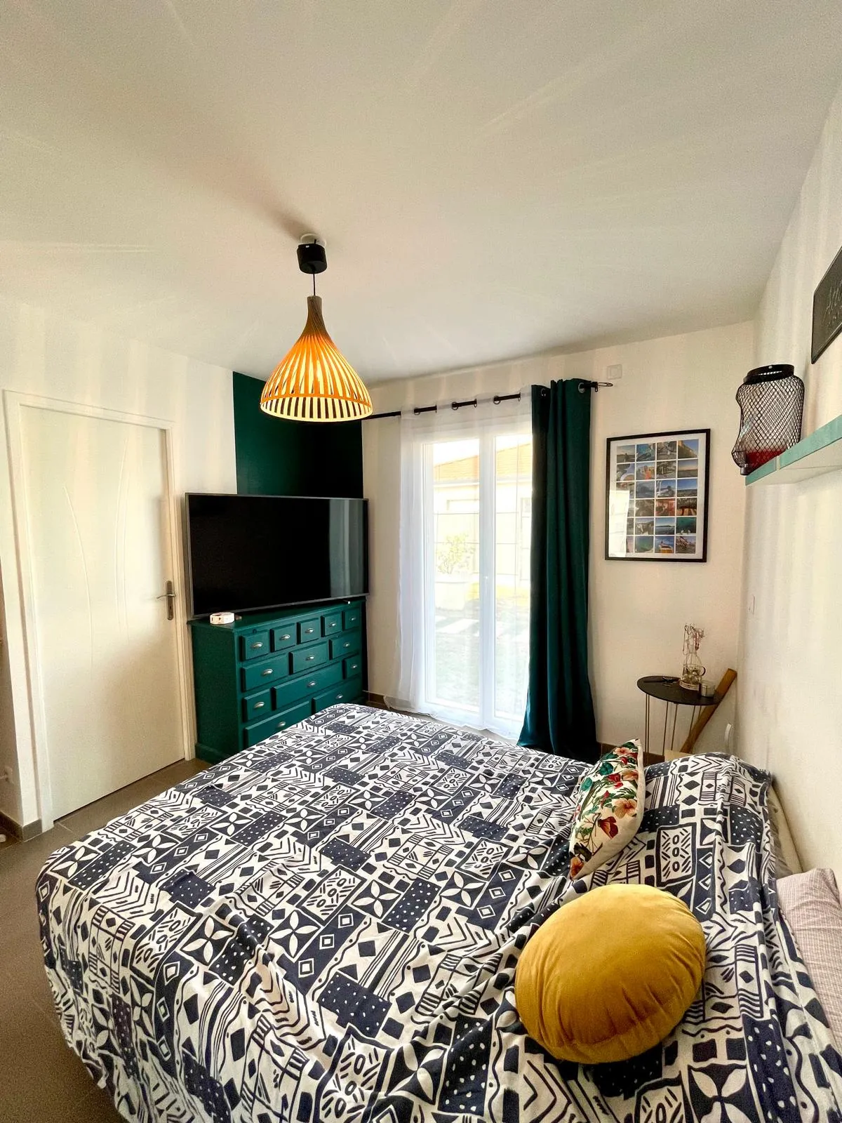 Maison de plain-pied moderne à Riorges de 105 m² avec terrasse et jardin arboré 