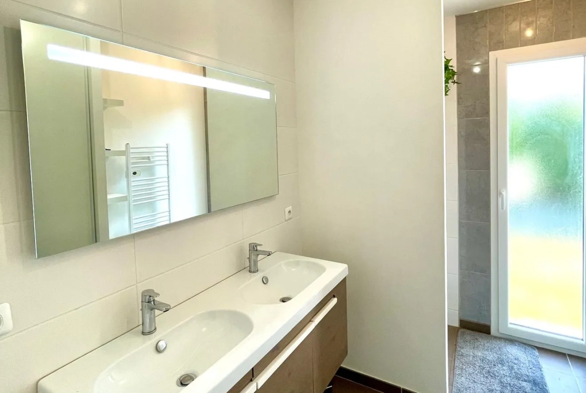Maison de plain-pied moderne à Riorges de 105 m² avec terrasse et jardin arboré 