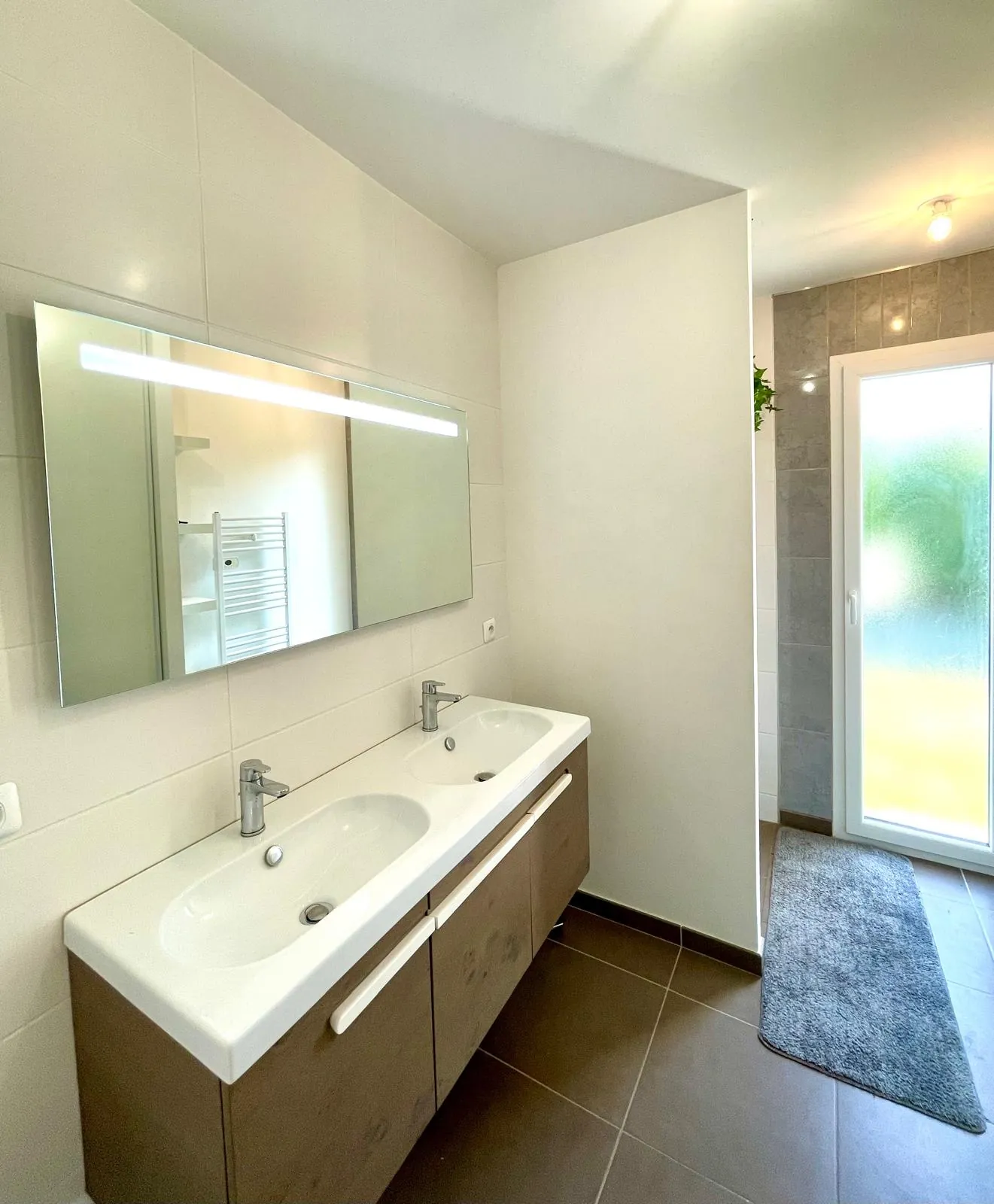 Maison de plain-pied moderne à Riorges de 105 m² avec terrasse et jardin arboré 