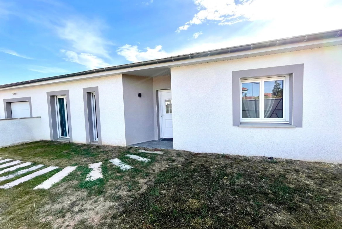 Maison de plain-pied moderne à Riorges de 105 m² avec terrasse et jardin arboré 