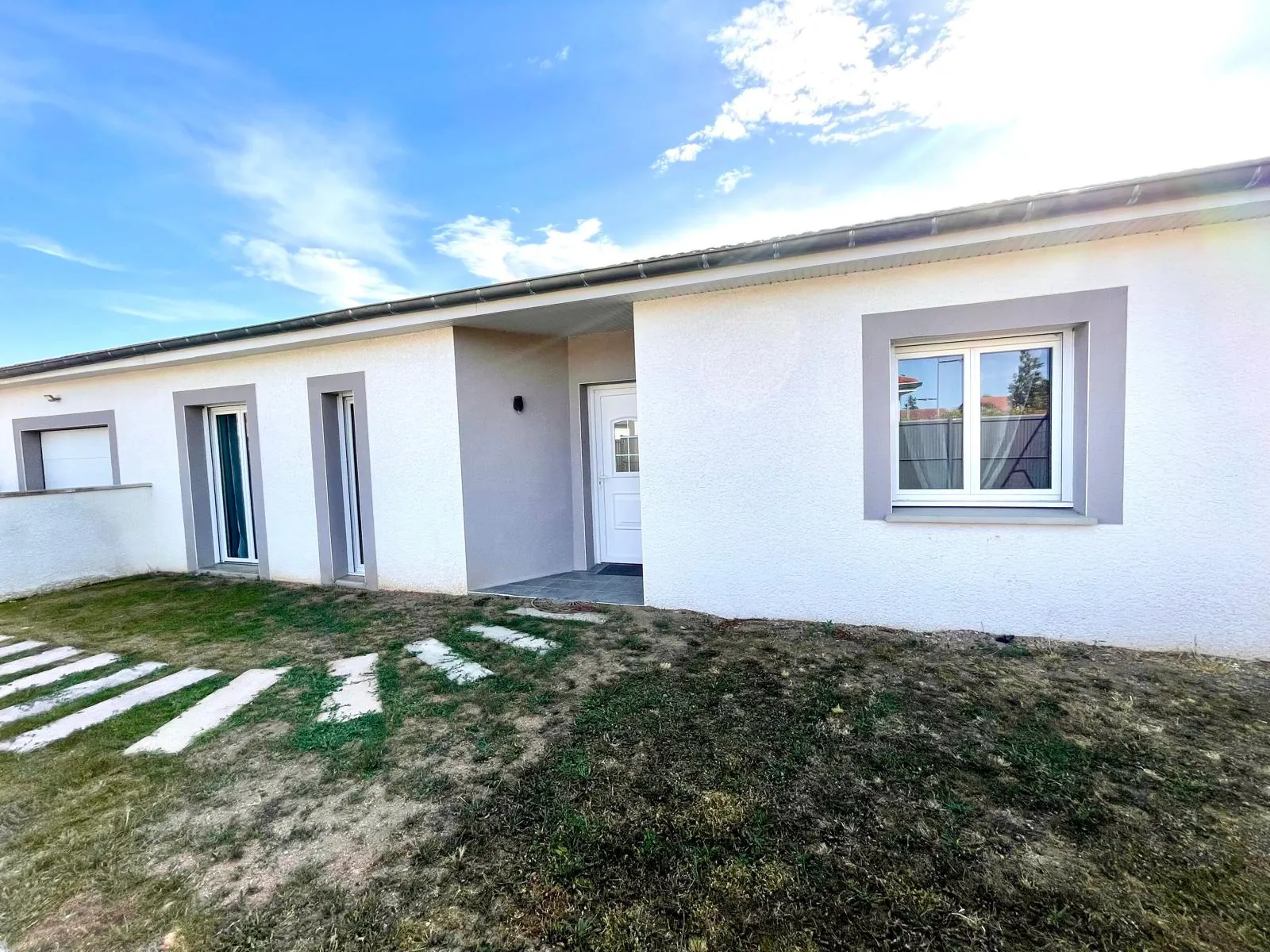 Maison de plain-pied moderne à Riorges de 105 m² avec terrasse et jardin arboré 