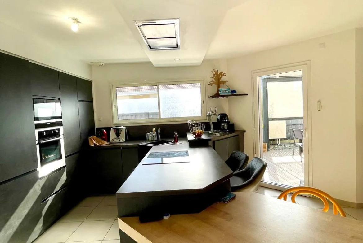 Maison de plain-pied moderne à Riorges de 105 m² avec terrasse et jardin arboré 