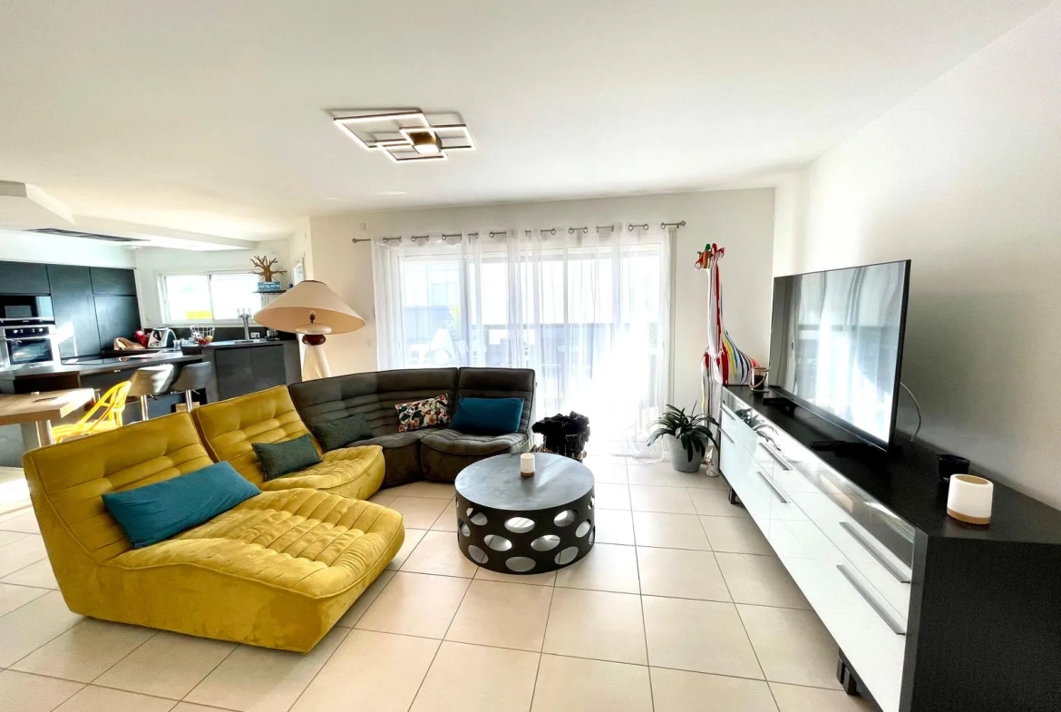 Maison de plain-pied moderne à Riorges de 105 m² avec terrasse et jardin arboré 